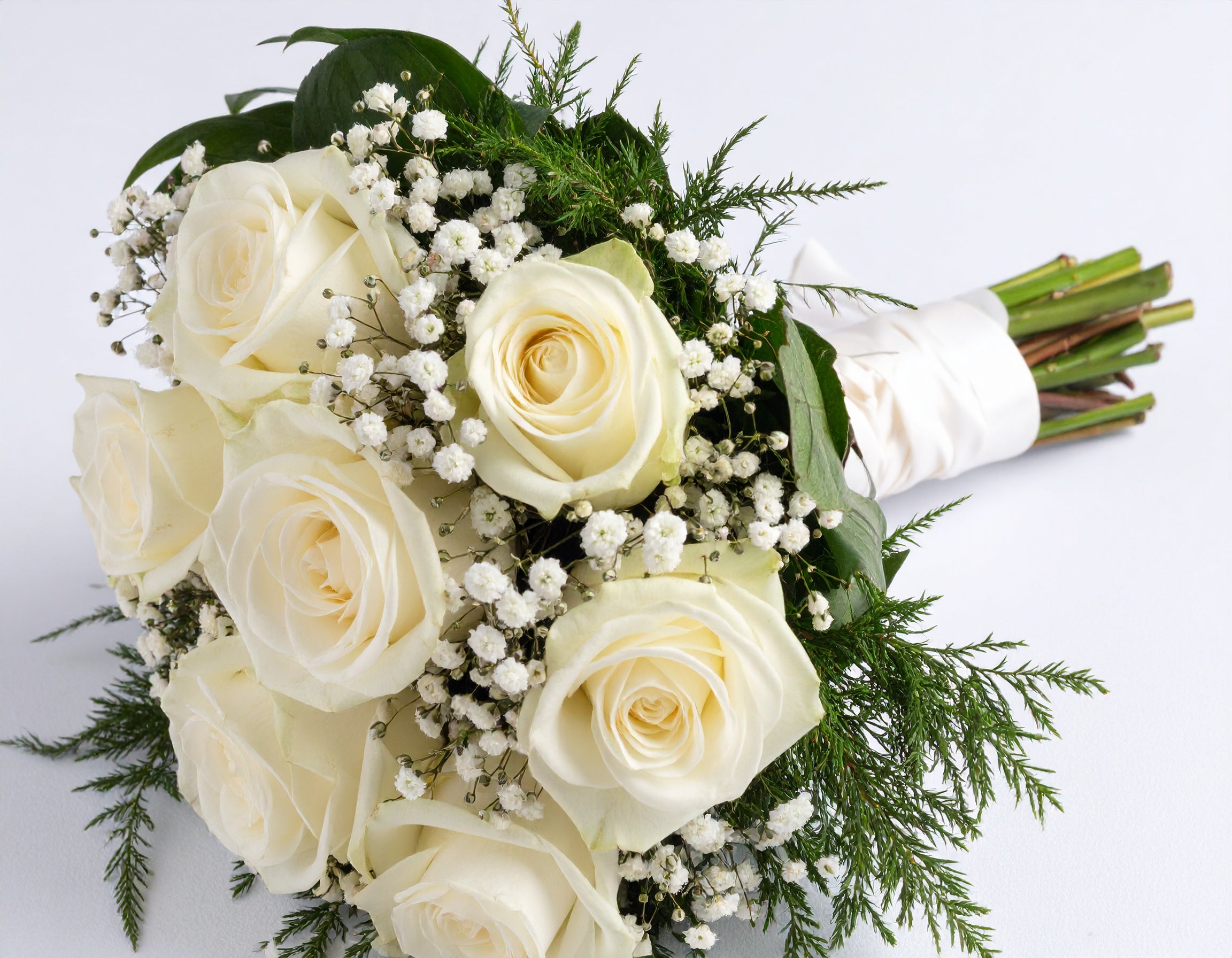 WHITE WONDERS BRIDESMAID BOUQUET